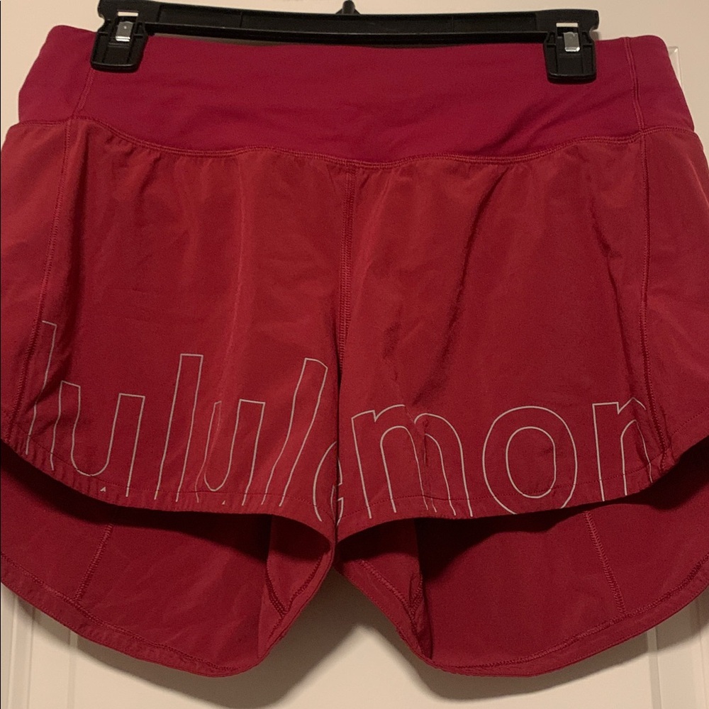 Lululemon Wine Wordmark Speed Up Shorts
Sz 6, 4 inch inseam, EUC